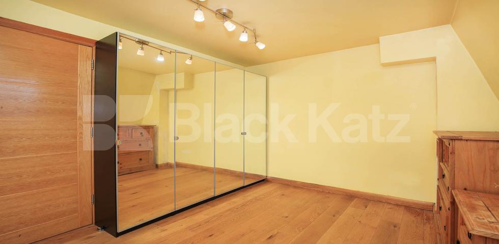 Recently refurbished two double bedroom flat minutes to Archway Tube. Hargrave Road, Archway 